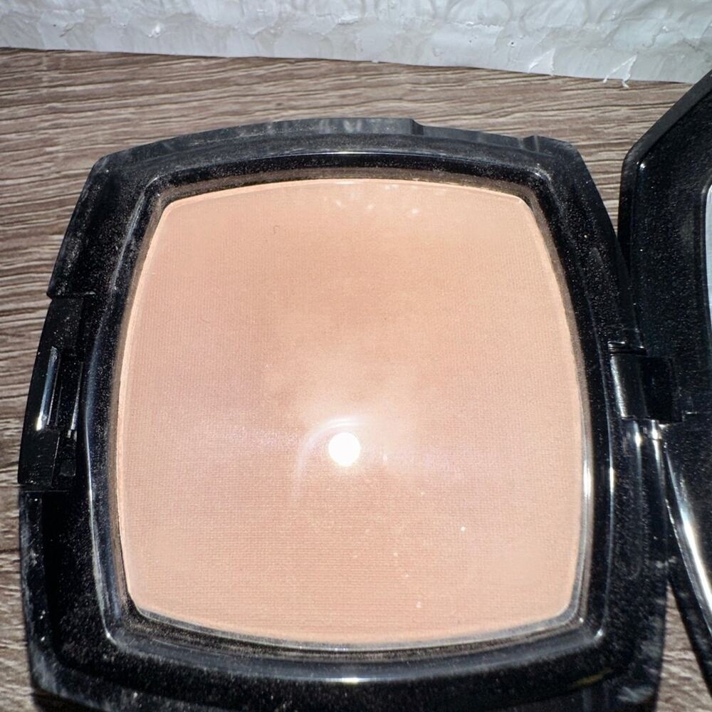 Peter Thomas Roth Un-Wrinkle Pressed Powder‎ foundation - Picture 2 of 5